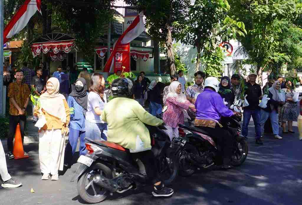 Peduli Penghijauan, Perhutani Jatim Bagikan Bibit MPTS kepada Warga Surabaya