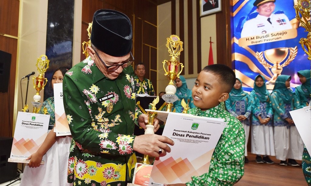 Raih Juara O2SN hingga OSN, 116 Pelajar Pasuruan Terima Piala dan Uang Pembinaan