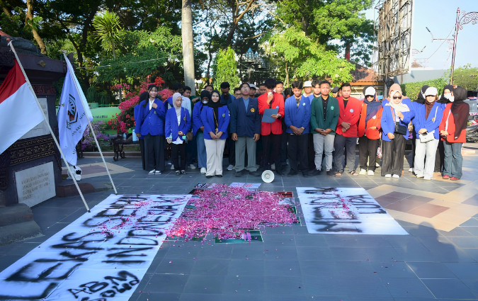 Mahasiswa Madiun Gelar Aksi “Mentirakati Indonesia”, Kenang Korban Aksi 2025