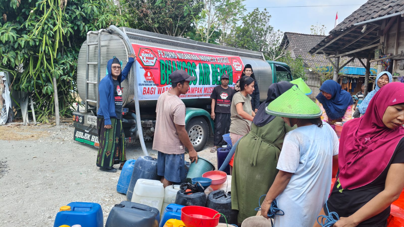 Kekeringan Melanda, PNIB Guyur Bojonegoro dengan 99.999 Liter Air Bersih