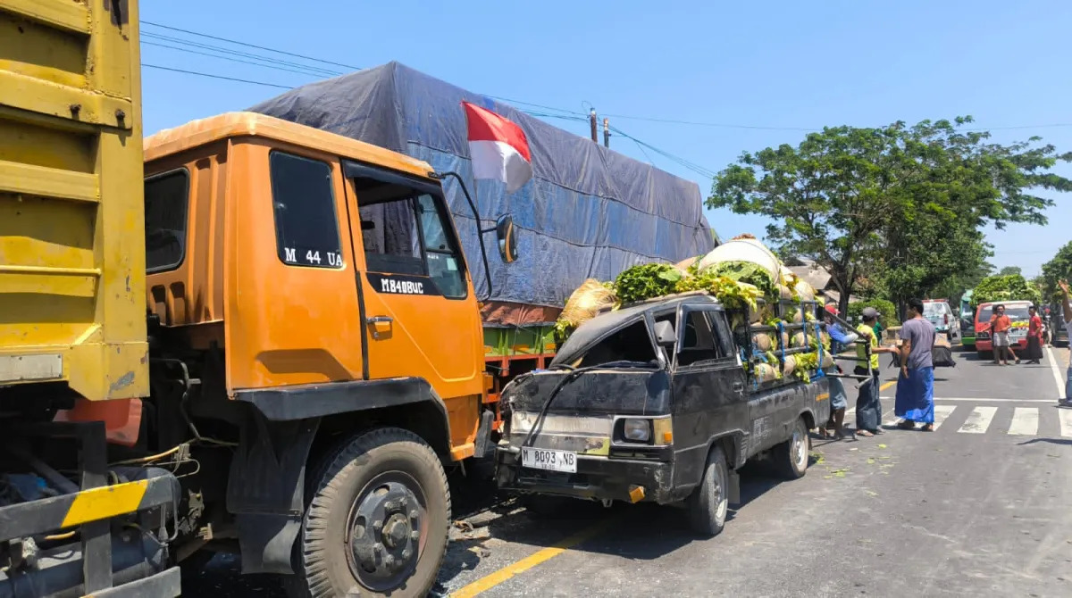 Tiga Kendaraan Angkutan Barang Tabrakan di Sampang, Sopir Pikap Luka Berat