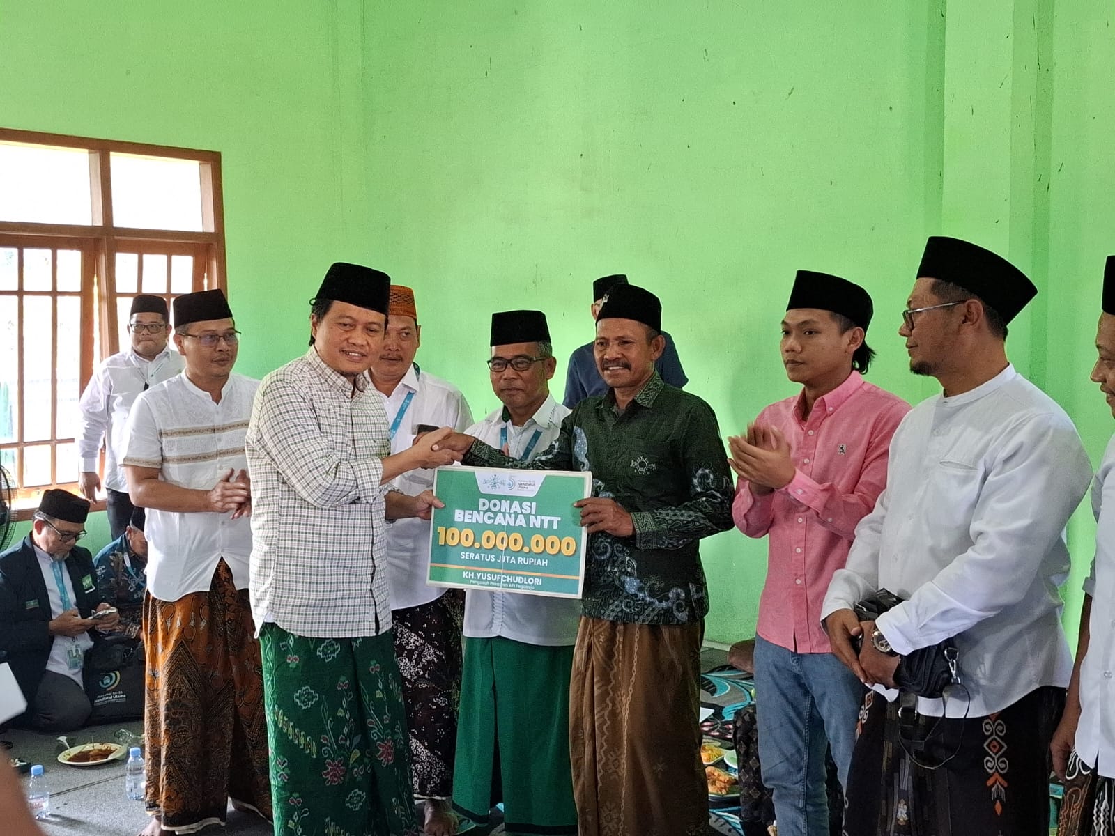 Di Tengah Panasnya Muktamar NU, Gus Yusuf Salurkan Donasi Rp100 Juta untuk Korban Bencana NTT