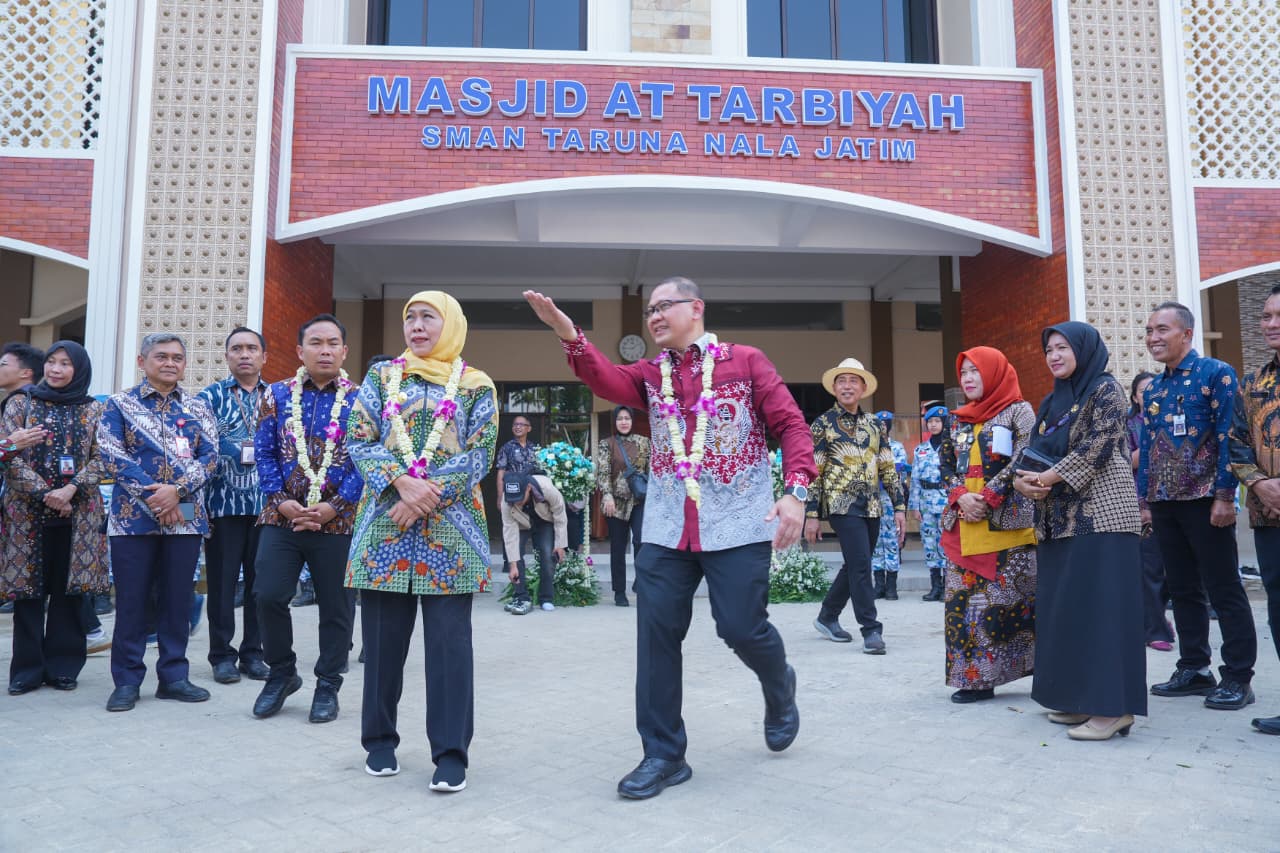 Resmikan Enam Fasilitas SMAN Taruna Nala, Gubernur Khofifah Gelontor Penghargaan Siswa Berprestasi Internasional