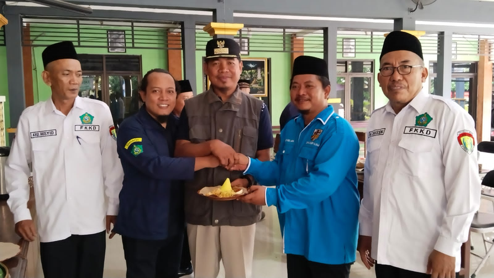 DPK KNPI Kecamatan Waru, bekerjasama dengan OKP Kecamatan Waru, dan Karang Taruna setempat, menggelar apel dan melakukan deklarasi Pemilu Damai